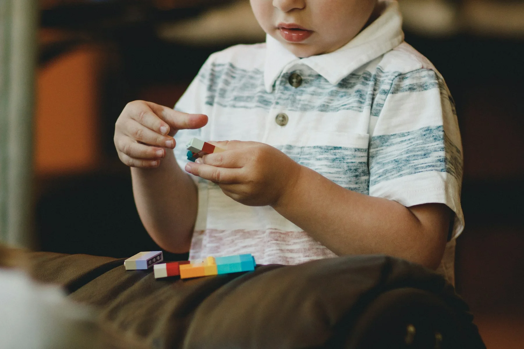 Niño jugando con piezas de construcción