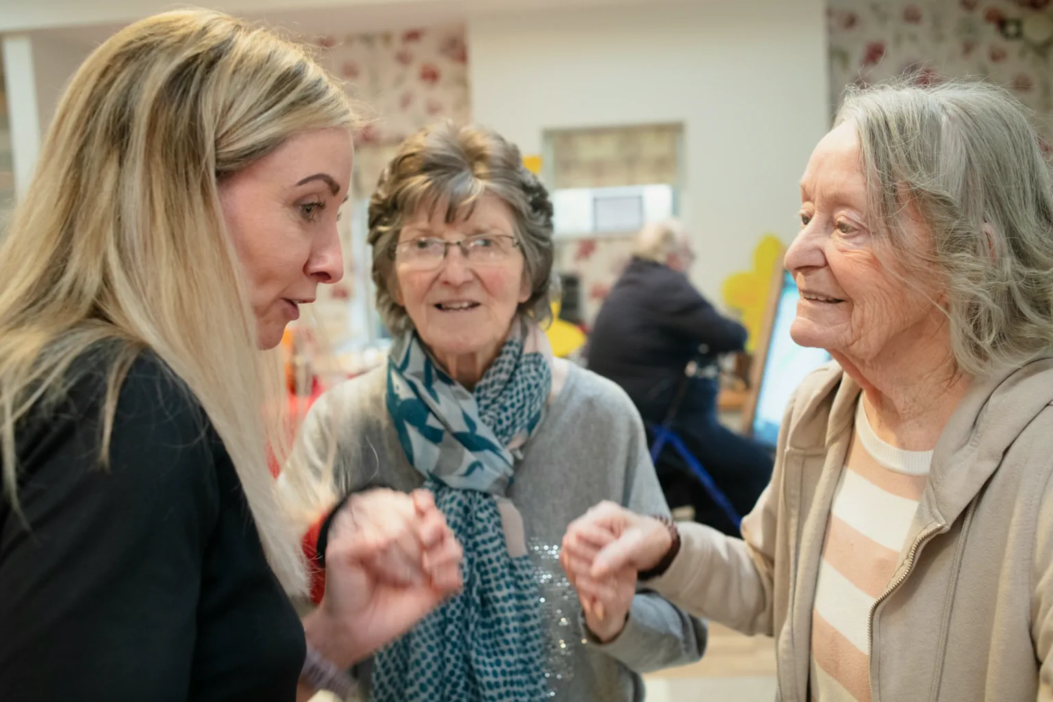 Personas adultas conversan con una profesional durante una actividad de acompañamiento.